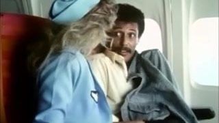 Aeromoças fodem e chupam em &#39;raposas do céu&#39; (1986) - parte 2