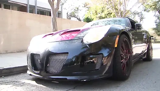 Große blondine mit langen haaren liebt schwarzen schwanz