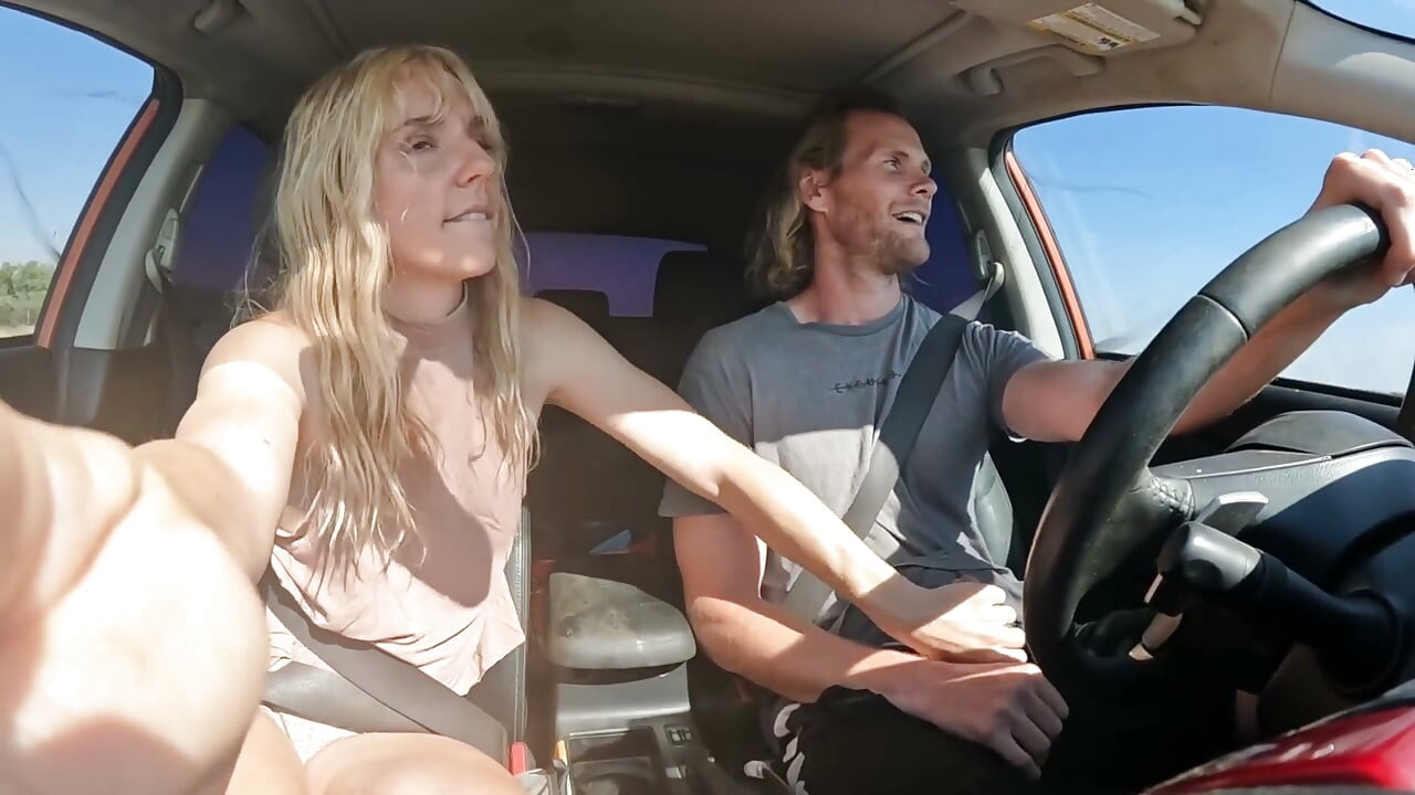 Loira Sexy Engole Porra Depois Da Cabeça Na Estrada