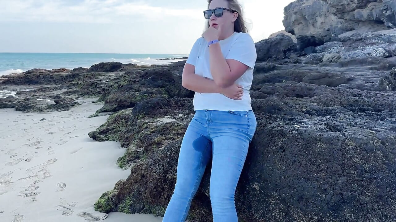Mijando em jeans apertados na praia