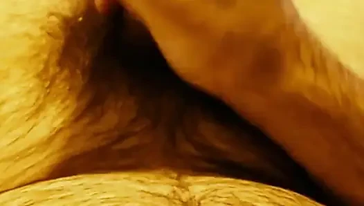 Kıllı göbek üzerinde yalnız erkek boşalması