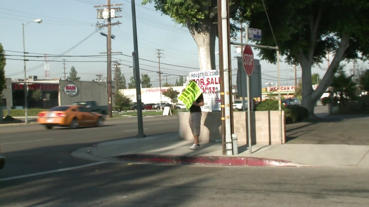 Fofa gata tira roupa e é