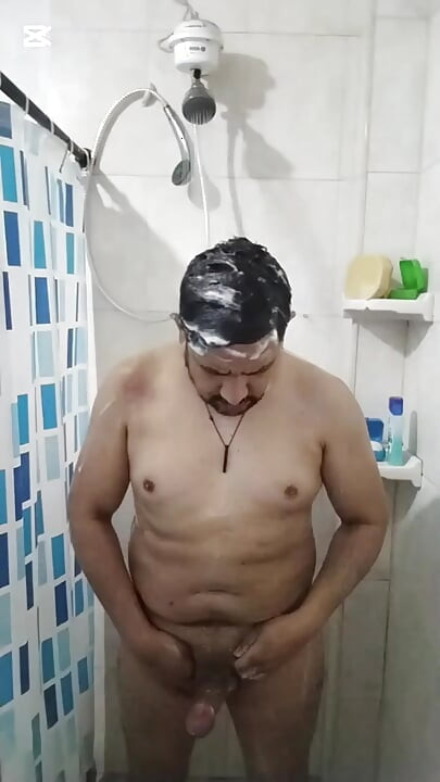 Fat man takes advantage of his companions' absence to bathe without distractions