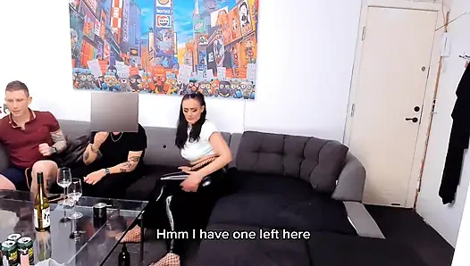 Aldatan kız arkadaş erkek arkadaşının arkadaşıyla flört ediyor sürpriz üçlü seks için sakso çekiyor