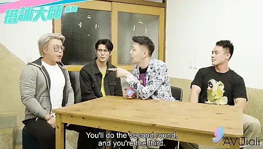 Горячую татуированную телочку, Янер, трахнул в ванной клуба пикап художник