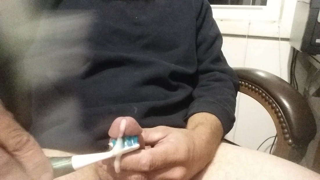 用牙刷射精