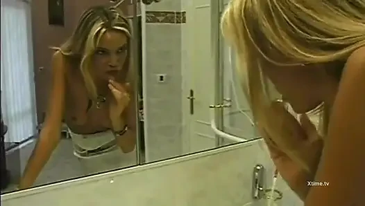 Seksi kızlar edepsiz seks için her zaman açık küçük bir grup seks yapıyor