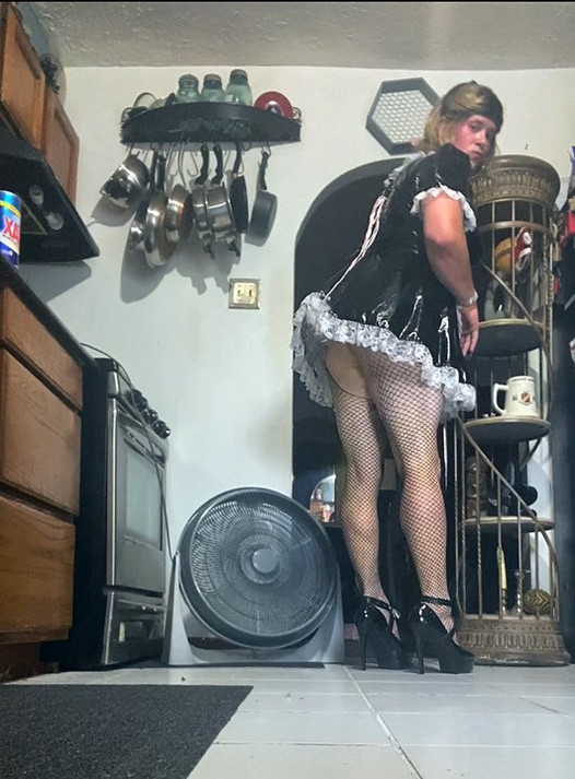 Sissy maid fait ses corvées dans une robe de soubrette française en pvc pour son proxénète