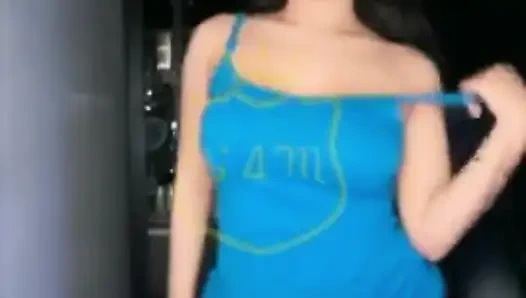 En seksi şaka, ıslak amcığını gösteren yabancının çıplak