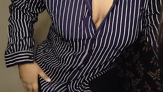 Gadis desi yang cantik memuaskan dirinya masturbasi dengan menonton porno