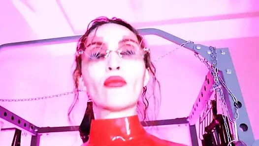 Доминирование красной госпожой в латексе Eva, горячая бдсм-милфа, фетиш, женское доминирование, яиц и члена, игра с членом