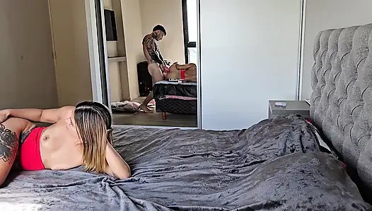 PERDE ARKASI! Amatör çift sabah seks yapıyor. Çift Penetrasyon