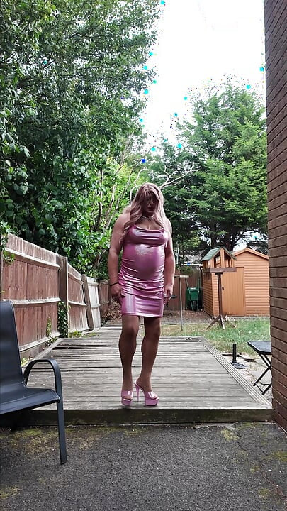 Sexy Crossdresser Kellycd2022 με το ροζ γυαλιστερό φόρεμά μου, σέξι καλσόν χωρίς ραφή και γόβες