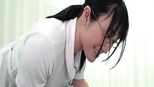 Perawat cantik hono menariknya ke dalam perselingkuhan terlarang yang tidak bisa lagi dia tolak