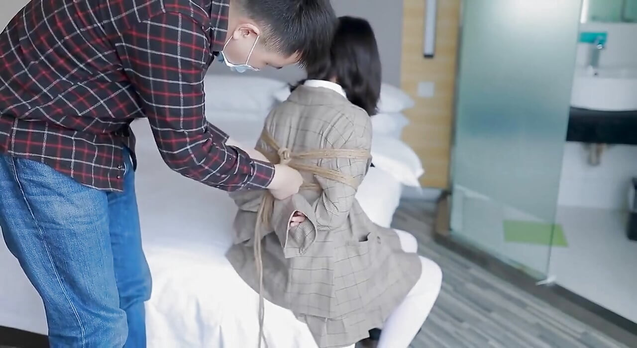 Hui09 - a White-stockinged Jk Girl Is Bound to the Bed with Ropes.