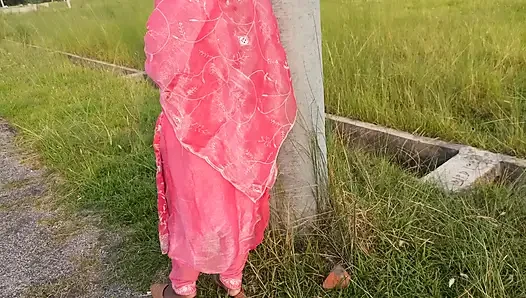 Cewek bangladesh lagi nungguin di luar ruangan, aku nggak tahu siapa, tapi aku coba tonton kalau ini video seksku.