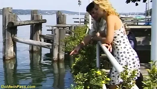 Pasangan jerman yang sange suka ngentot di luar ruangan di atas kapal