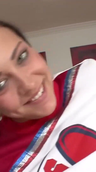 Sie fickt ihrem Stiefdad ein Laecheln ins Gesicht | Clip 1
