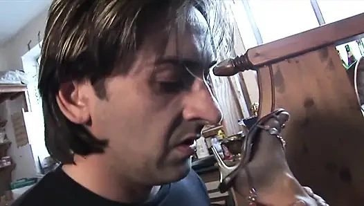 Schwere polierte fotze von lustvoller mädchen-möse sieht zierlich voller abspritzen aus