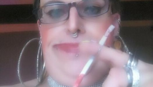 Stefaniets com piercings e tatuagens fumando