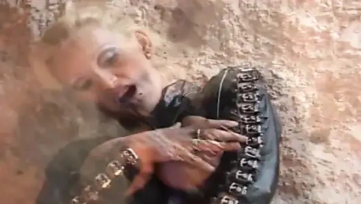 Mağara adamı sahibesine itaat ediyor