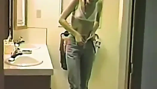Домохозяйка сама себя в ванне в любительском видео