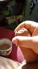 Mein bester Kumpel mit Sahne in den Kaffee
