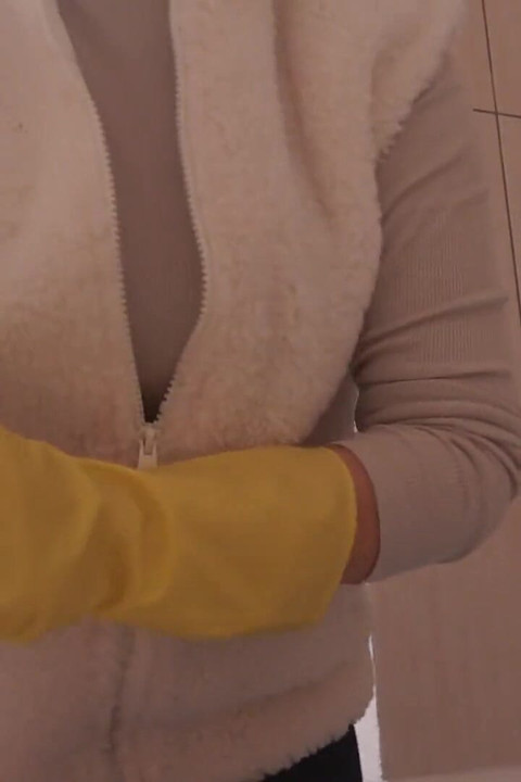 My Stepsister in Yellow Dishwashing Gloves Takes a Bath with a Dildo and Lots of White Foam and Soap