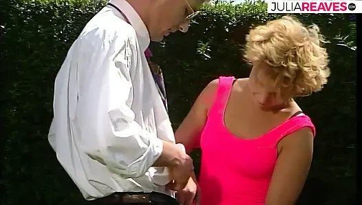 Heiße mädchen werden auf dem sofa in abwechselnden gefickt, wo es zum abspritzen im mund kommt