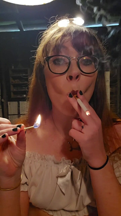 A dohányzó vörös hajú milf szereti a gyufagyújtást és az erős fújást
