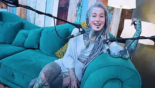 Ich spreche über J - Jelousy - ASMR podcast SFW spricht goth dünnes mädchen dreadlocks tattoo-model mit tinte mädchen
