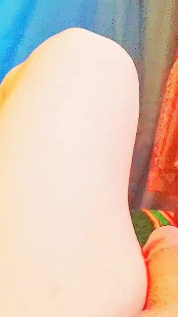 Ključni trenutak iz "HANDS FREE CUMSHOT FEMBOY MASTURBIRA S SLATKIM GLATKIM NOGAMA STVARAJUĆI VRUĆI TERET VELIKE FONTANE SPERME"