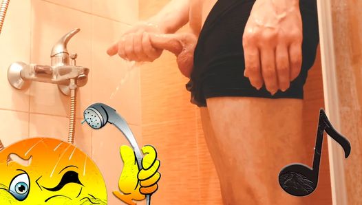 De man wast onder de douche en danst op de muziek