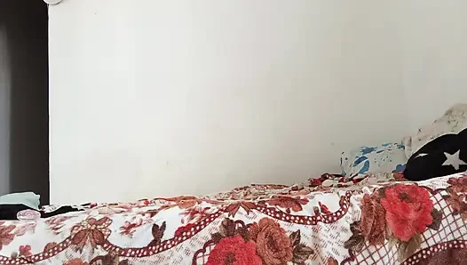 Hintli orta yaşlı seksi kadın gözleri bağlı emiyor ve götünü siktiriyor