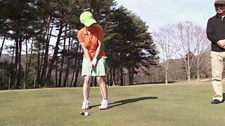 Игра в гольф с сексом в конце с красивыми японскими женщинами с волосатой и возбужденной киской