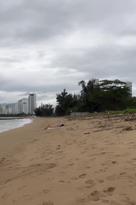 Schätzchen, kann ich auf deine titten kommen? - Schwanz blankziehen am strand