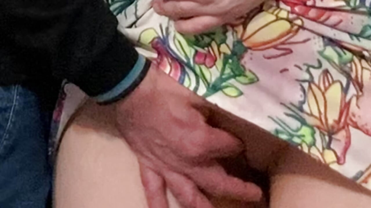 Meisje krijgt haar kutje gevingerd door een vreemde