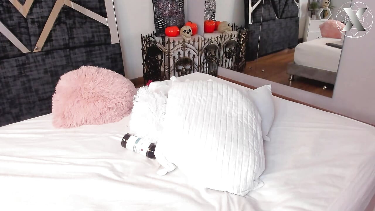 Meri tarjni meri gili choot par jadoo karti hai