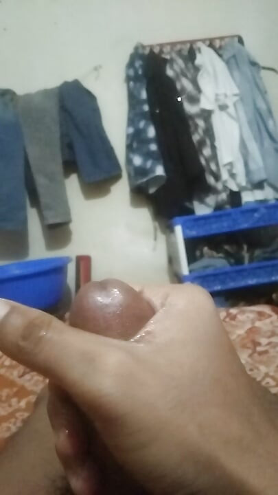 Ich habe in meinem Zimmer einen Handjob bekommen.