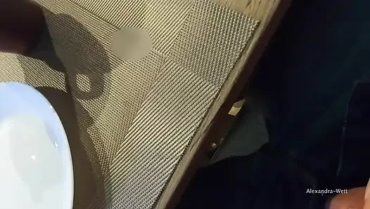 Restoranın ortasında masanın altında uçup gitmiş
