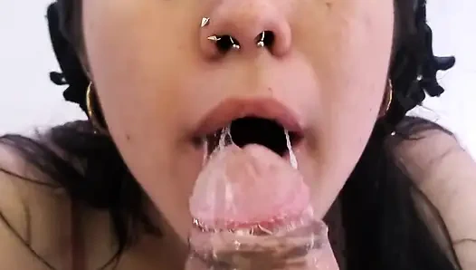 Prenses yüzlü küçük sürtük tüm sütü sıkmak istiyor ve her damlasını yutuyor!