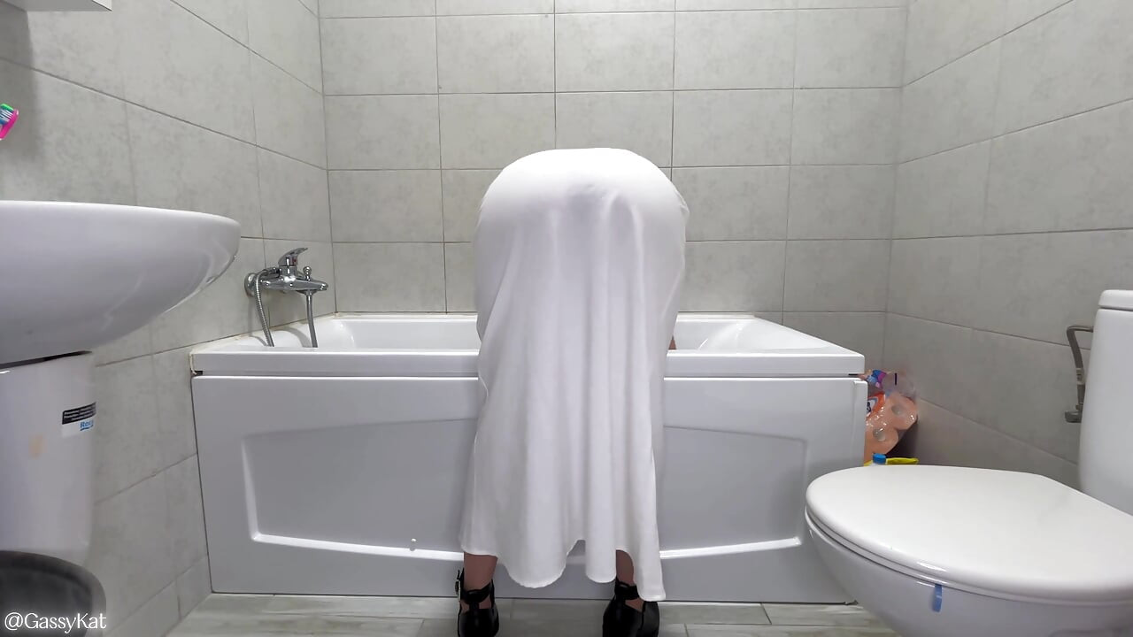 Dezastrul rochie albă pârțuri în baie