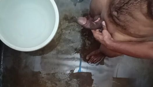 Hombre indio bañándose cuando ningún amigo está solo en casa