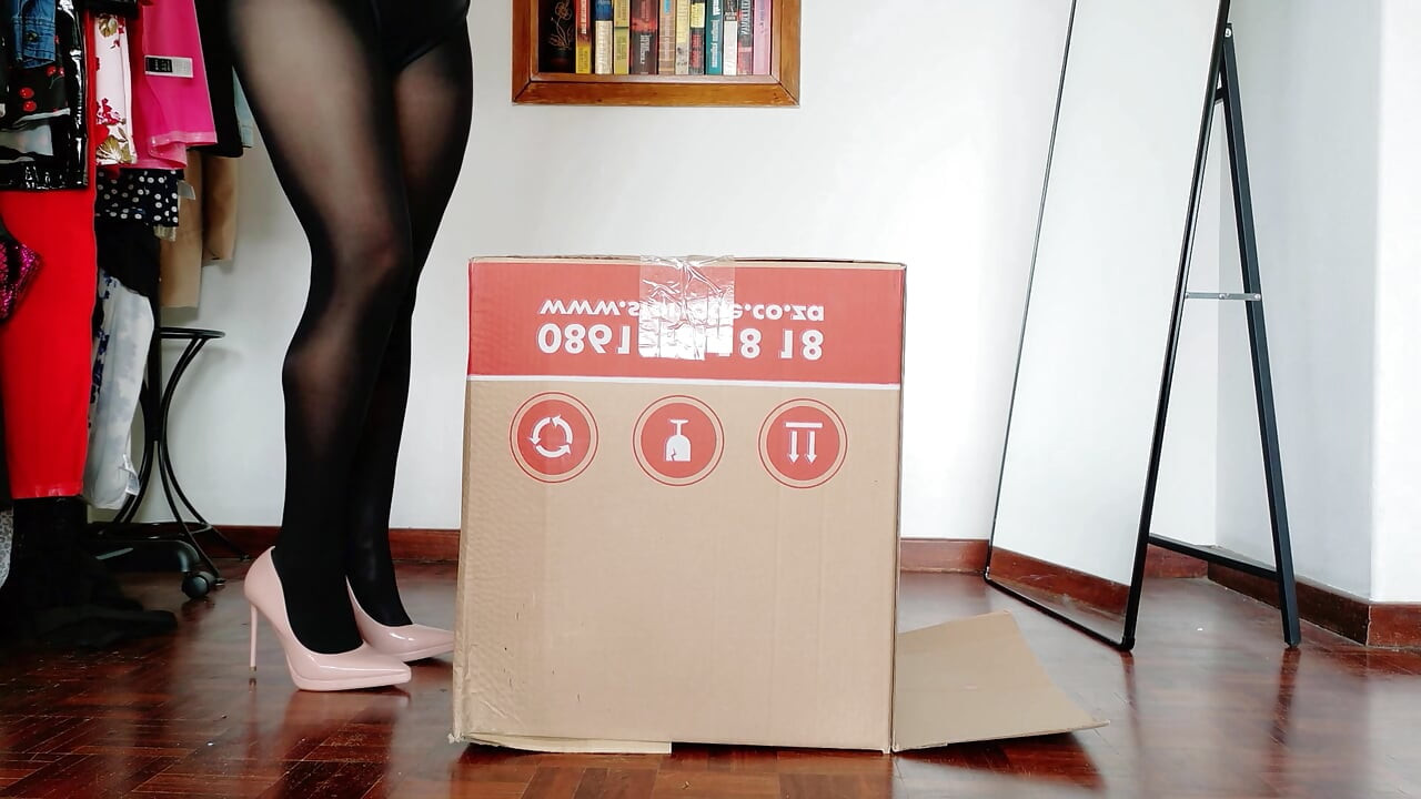 Phá hủy hộp - trong nylon và stilettos