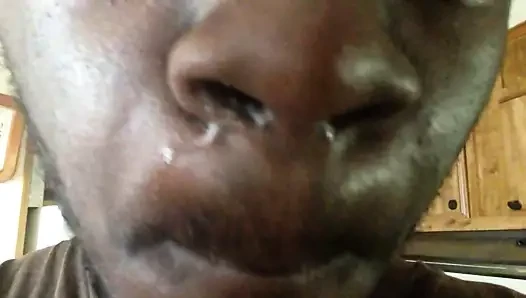 Bir sümük fetişi videosu. lütfen sizi iğrendiriyorsa izlemeyin.