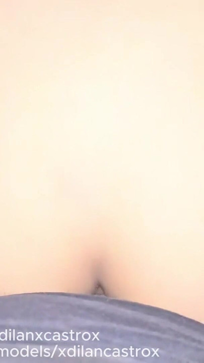 美しいツインクが好奇心旺盛な異性愛者の裸のペニスに乗り、激しいアナルセックスを中出しする |クリップ1