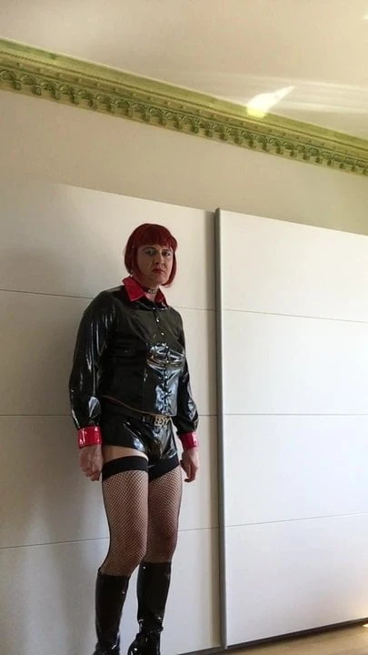 Geile tranny in pvc -hotpants slaan zichzelf op totdat ze klaarkomen