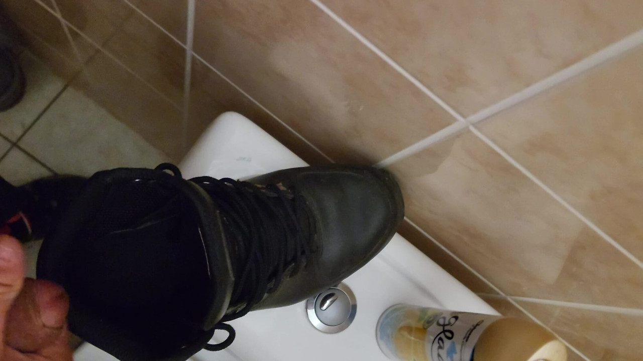 Cum in Nike Manoa leatherboots