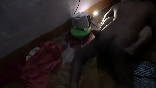 Üvey erkek kardeş üvey kız kardeşini tamamen çıplak sikiyor