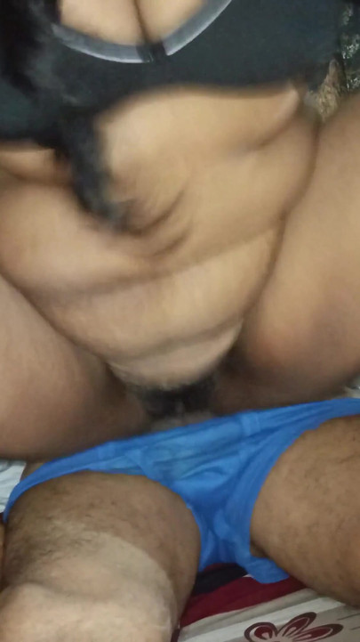 “性感人妻把她丈夫的阴茎塞进嘴里，然后喷出来”